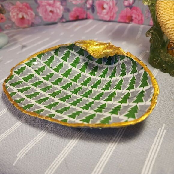 DECOUPAGE CLAM SHELL DECOUPAGE CHRISTMAS TREES ON A CLAM SHELL TRINKET DISH - Picture 7 of 10